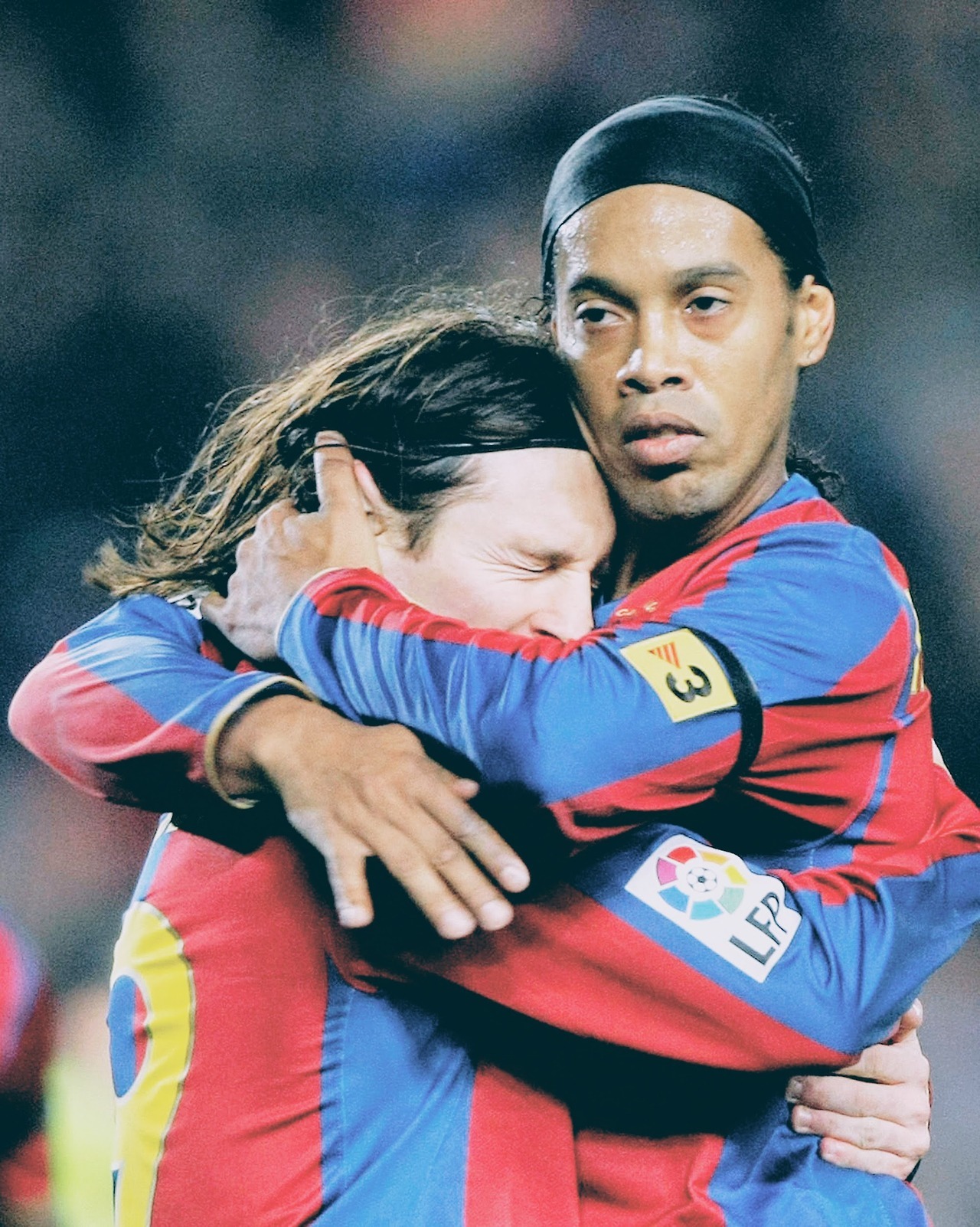 Sometimes, a Hug is Worth More Than Anything in Life: A Beautiful, Emotion-filled Image of Ronaldinho Embracing Messi After a Long-awaited Reunion" 4