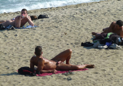 fkk-luemmel:Ich liebe es auch sehr, Luemmel  am FKK-Strand in all seiner Pracht zu zeigen!!!Dann bleibt er auch nicht lange alleine ;-)  zu wichsen findest du immer einen geilen knaben