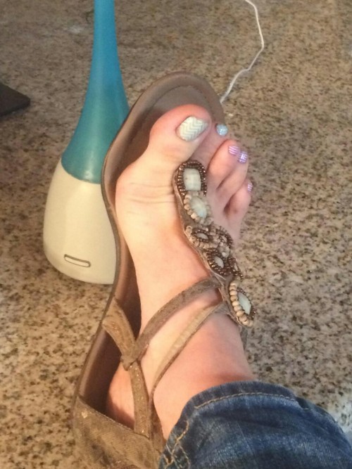 Porn Pics luvyoursexytoes:  Hi, Just  got home from