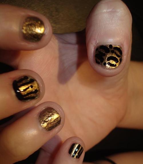 Black & Gold. I used nail decals from Shop Jeen <3