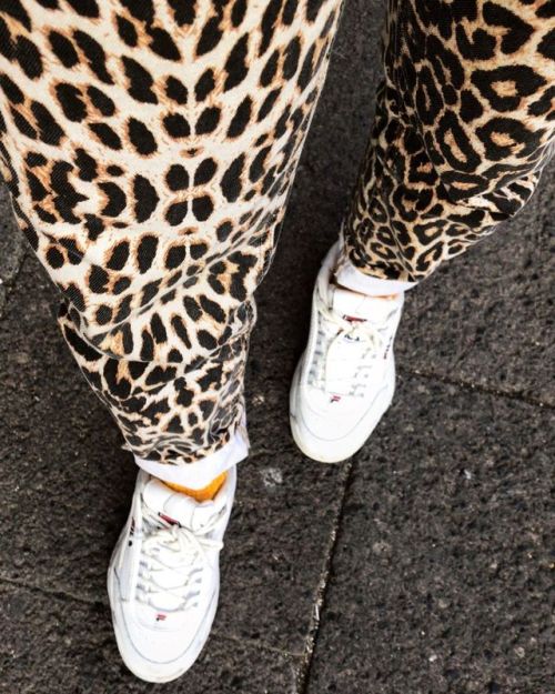 Cheetah grrrrl  . . . . . . . . . . #animalprint #jeans #momjeans #filadisruptor2 #fashionblogger ##