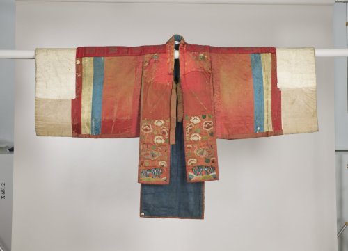 fishstickmonkey:Bride’s Robe (Hwalot)Medium: Embroidered silk panels, gold thread, paper liningDates