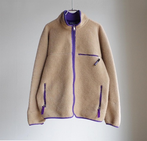 dojoe-tokyo:  patagonia”  baby retro cardiganmade in USAsize L—身幅 61cm着丈 64cm袖丈 62cm (脇下～袖先)—￥13200(tax in)パタゴニア90sの名作、ベビーレトロカーディガンナチュラル×エッグプラントの人気モデル、レアカラーお探しだった方、この機会に是非。写真参照）両袖にピンホールがあったのでリペアしました。また目立ちませんが、襟部分にリペア跡、裾に薄汚れが見られます。