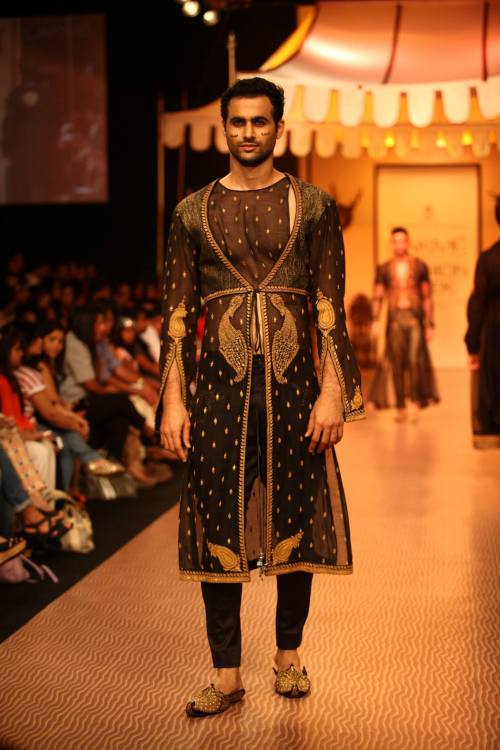 holdmypurse:goth-heaux:twistmyarm: Lamke’s Fashion Week in India.Lets take a minute to ap