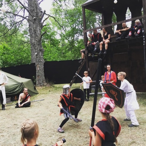 Kids learning the beautiful art of symbolically killing each other with boffer swords at @nordicequi