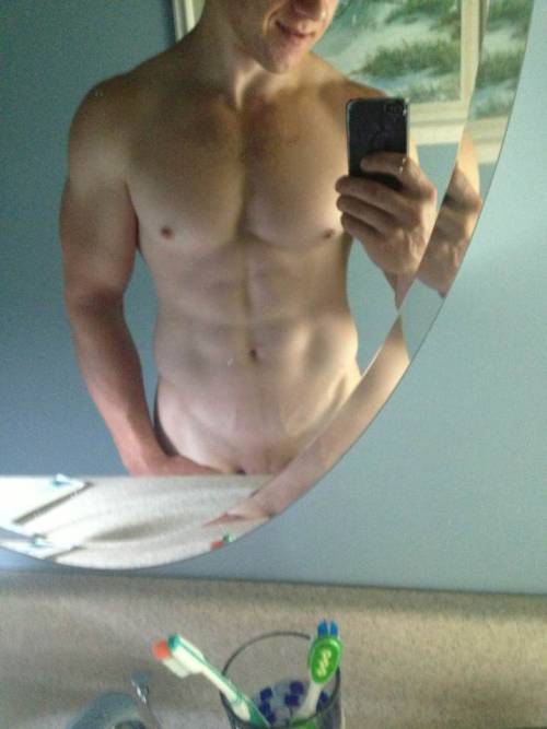 nakedguysfromkik:  Aww luv him!