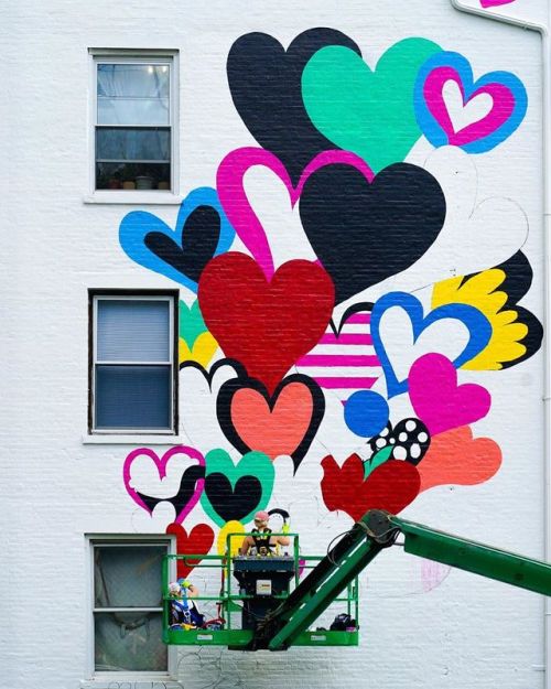Painting hearts, on the #highlinenyc #art #spicollective @copamilwaukee  www.instagram.com/p