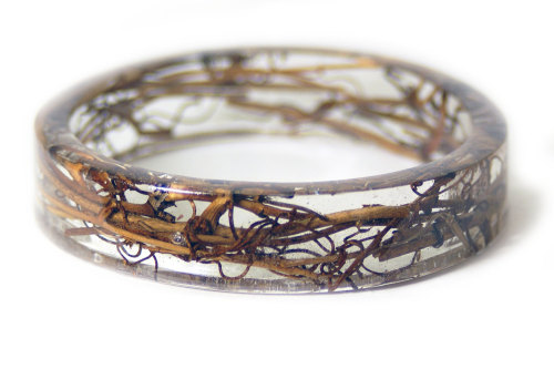 wordsnquotes:  Handmade Resin Bangles Contain Dried Flowers and Greenery Inside Embedded with leaves, flowers, plants, tree parts, and shells, these beautiful hand-crafted bangles (previously featured here) are made in Coos Bay, Oregon. The transparent