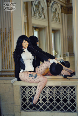 femalemasturbationaddict:  zsuzsustarr:  zatanna   I love her hips. They’re so beautiful on her.