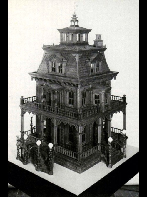 sacre-phantasm:Haunted doll houses. Awesome!A lovely collection of other miniature haunts.