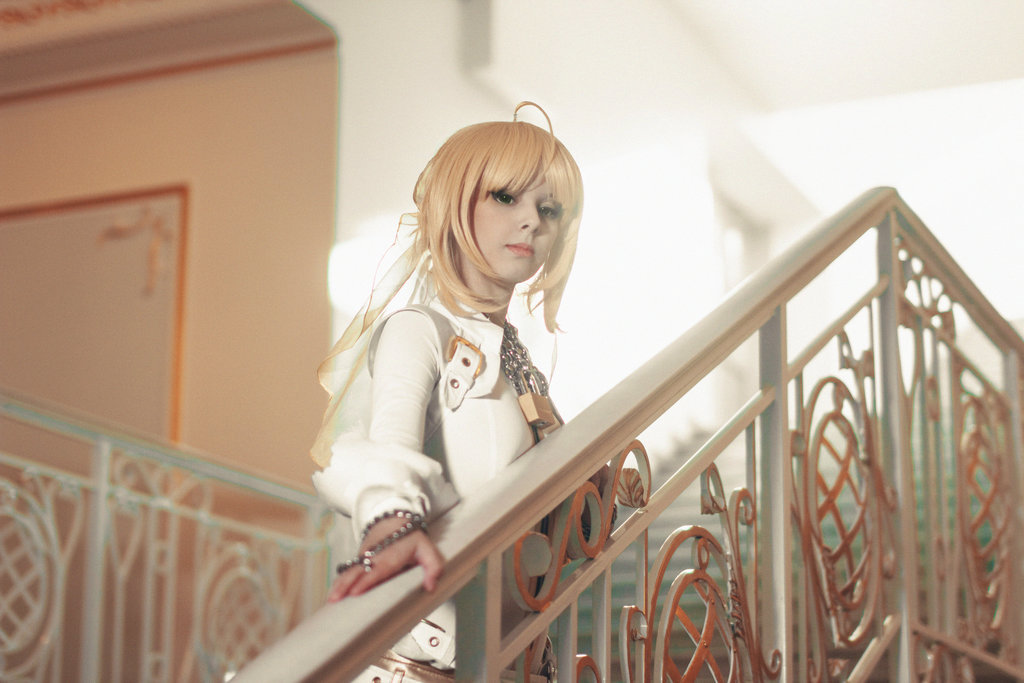 Cosplay Gril Disharmonica (Fate Stay Night - Saber Bride) 3HELP US GROW Like,Comment