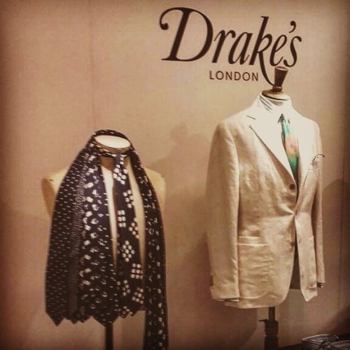Drakes style. Photo by @studio_pietrolucci #suitsandshirts #pitti92 #drakeslondon #fashionblogger (