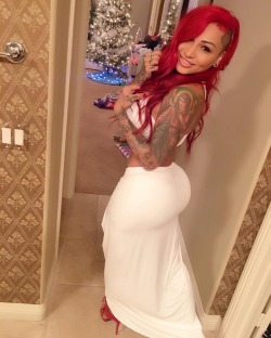 doubl-d:  Tatted Beauty  YUMMILICIOUS!