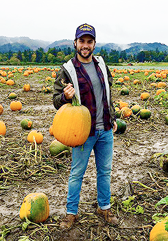 holyromanhomo:  matt-daddaryo:  Jack Falahee at The Pumpkin Patch on Sauvie Island in Portland, Oregon  He could shove that entire pumpkin up my ass 
