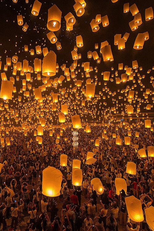 plasmatics-life:  Yee Peng Festival ~ By Panat Foto Acare 