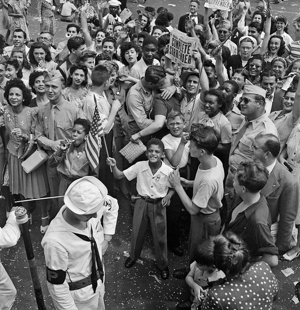 Americana+ — fuckyeahvintage-retro: VJ Day in Times Square,...