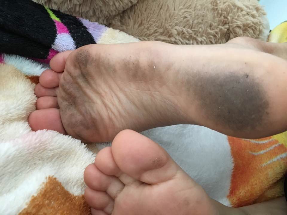 cutewifefeet:  My wifes dirty feet.