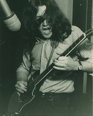williamrorygallagher:Rory playing a Gibson while rehearsing with Taste in 1969.