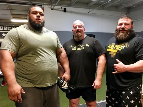 hugemusclegeek:I gotta stop hanging out with guys who make me look petite. 😎💪🏼🐻 Tonight’s Animal Barbell Club at Boss Barbell Club was awesome! Thanks to @dangreenpowerlifter for being a great host and thanks to @irregular_strength and @quadslikerobb