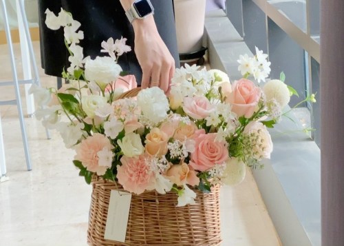 2021.12.16 Shinhwa’s Eric and Hyemi Sighted at A Flower Shop in Ilsan:For mother who likes lig