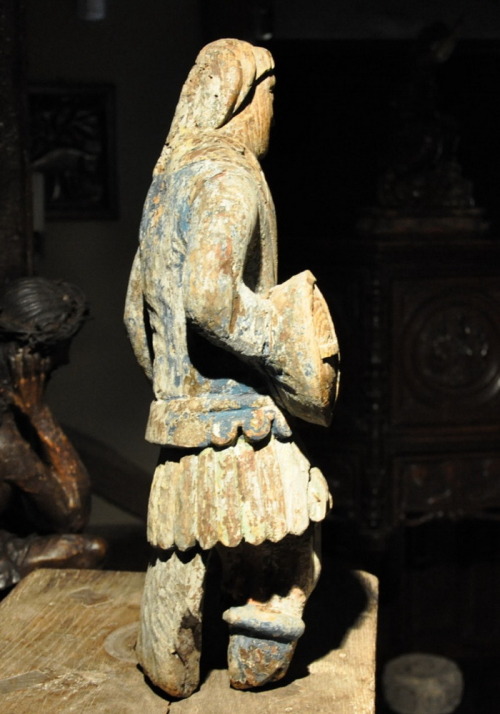 English oak sculpture (c. 1380) This sculpture of a late 14th century knight in sword combat dress i