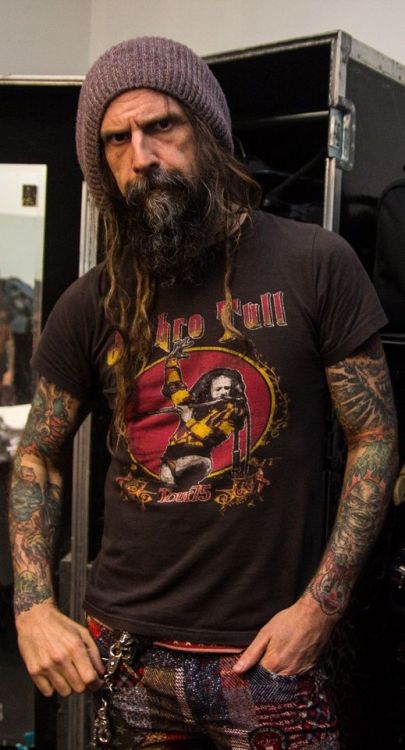 44icup:Happy birthday to Rob Zombie!!! Love his music and movies