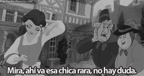 setumismasefeliz:  Yo siempre soy “esa chica rara” :c