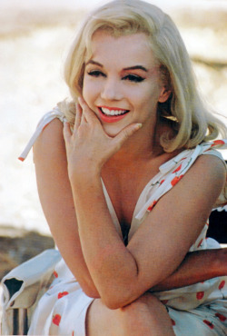 missmonroes:  Marilyn Monroe photographed