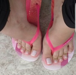 tribal-lion93:  What is sexxxier than a pair of beautiful feet in Some flip flops