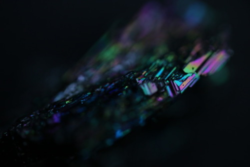 Unedited macro shots of a silicon carbide crystal (carborundum)tumblr | Instagram | Etsy Shop