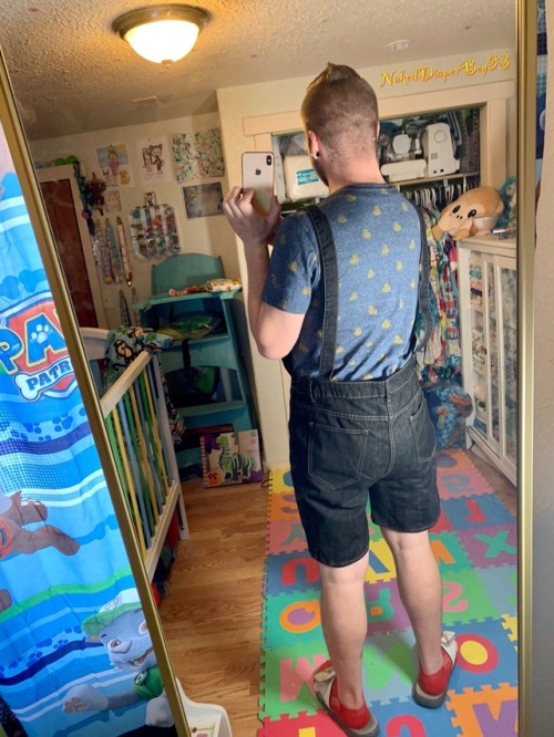 nakeddiaperboy93: 👶🏼🙃😎Finally got to wear my new shortalls before it gets too chilly!!!! Nuffin makes you feel wittlier dens being in a ducky shirt 🦆👕and shortalls why all da big boys and girls is wearing big peoples clothes! Oh… and