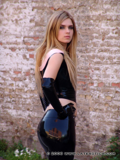 LRCiRL - Latex/Rubber Clothing in Regular Life