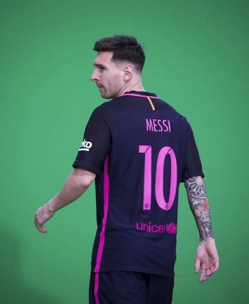 sashapique:  Lionel Messi in 2016/2017 away kit  