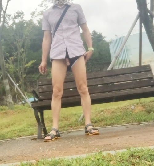 outdoors-gay:도로변 공원에서….