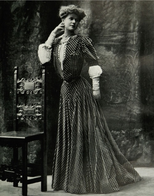 Les modes : revue mensuelle illustrée des arts décoratifs appliqués à la femme.Année 1905.Robe d’apr