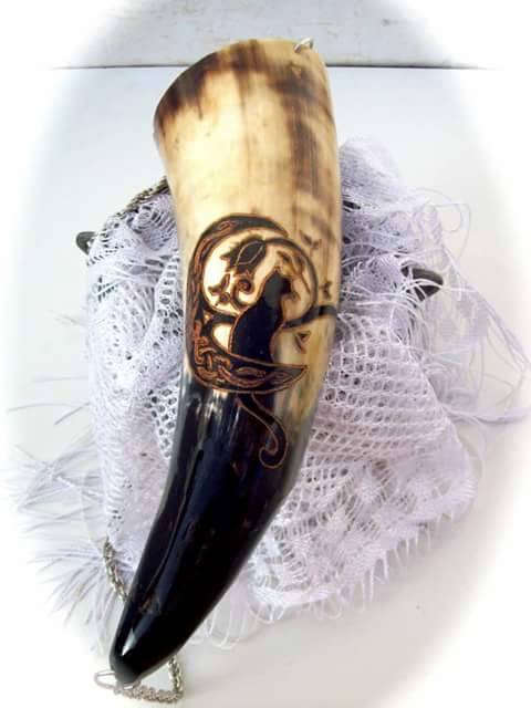 Leeret mit Andacht das Horn, den Met, der den Göttern entstammt, wer redet vorschnell im Zorn, 