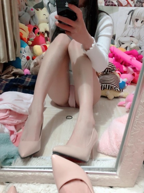 sexsusu: 啊啊啊！今天没出去在家睡了好久，大半夜的睡不着，给哥哥们发消息也没有睡的好无聊！ 刚刚自摸了一下舒服多了，舒服完就想拍照！
