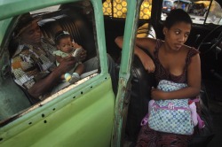 cubaypuertoricoson:  A Cuban family relaxes at the time of Fidel Castro’s 80th birthday. Old Havana, Havana, Cuba, 2006.