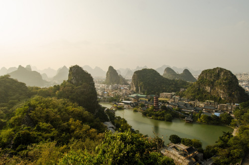 pleuras:Guilin, China Viktor Chenovsky