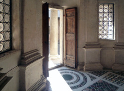 xshayarsha:   Bramante’s Tempietto, door from inside Donato Bramante, Tempietto, c. 1502, San Pietro in Montorio, Rome. The “Tempietto” or little temple is a martyia (a building that commemorates a martyrdom) that marks the traditional site of Saint