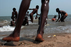 fotojournalismus:Boys play at a beach on