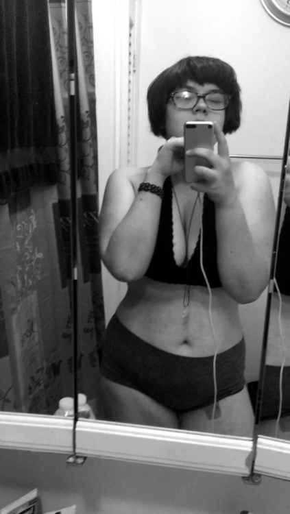 chubby-bunnies:  I have not been feeling very body positive and I am dissociating 24/7 really bad send help (:   (also i love this blog you are all so beautiful thnx)   💛💫