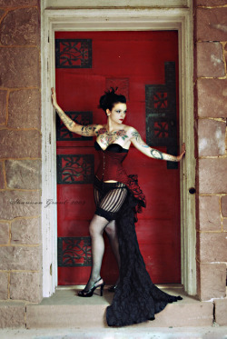 hourglass-silhouette:  Model: Susannah OldschoolCorset: