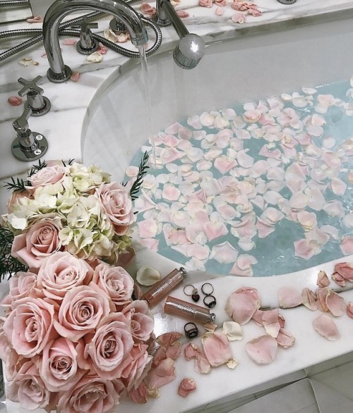 Sex andantegrazioso:Petal bath |  somewhere_thelabel pictures