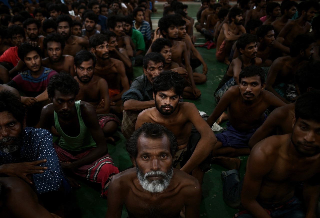 Rescatan a 2.000 inmigrantes frente a las costas de Malasia e Indonesia
Venían de Myanmar y Bangladesh. Unas 1.400 personas fueron rescatadas hoy y se suman a las 600 de ayer. Fueron abandonados por traficantes de personas en los barcos en los que se...