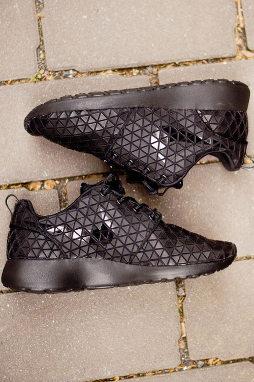 shoe-pornn:  Nike Roshe Run Black Metric. 
