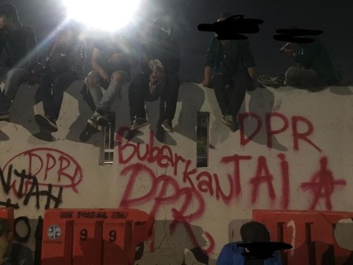 Anti-government graffiti seen around Jakarta following massive, riotous protests on the 23rd &amp; 2