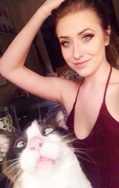 Photobombing derp kitty!