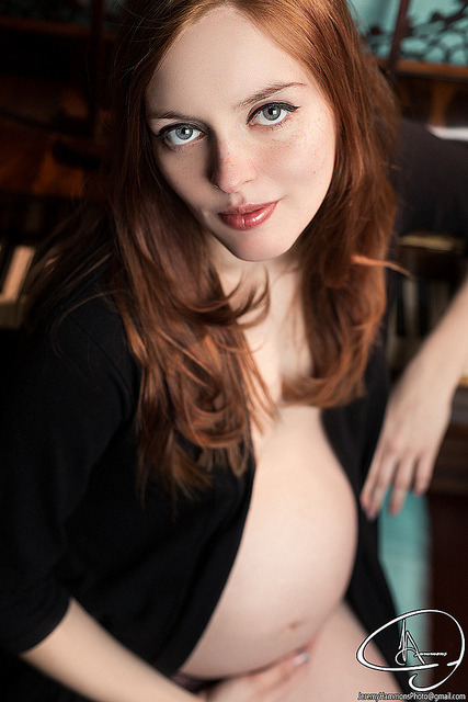 prettypreggiethings:  Sarah by Jeremy Hammons Photography on Flickr.http://prettypreggiethings.tumblr.com/
