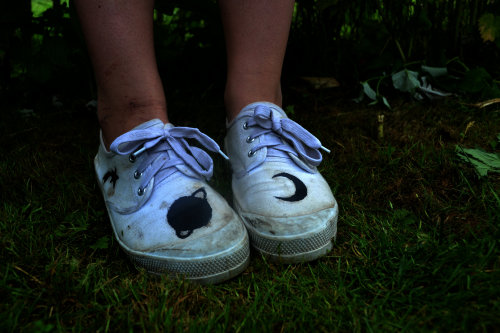 angstyteenagegirls:  i love these shoes so much. there were plain and perfectly white when i bought them at the beginning of this summer and i painted the moon and planet and stars on them the same afternoon. i literally have been wearing them everyday